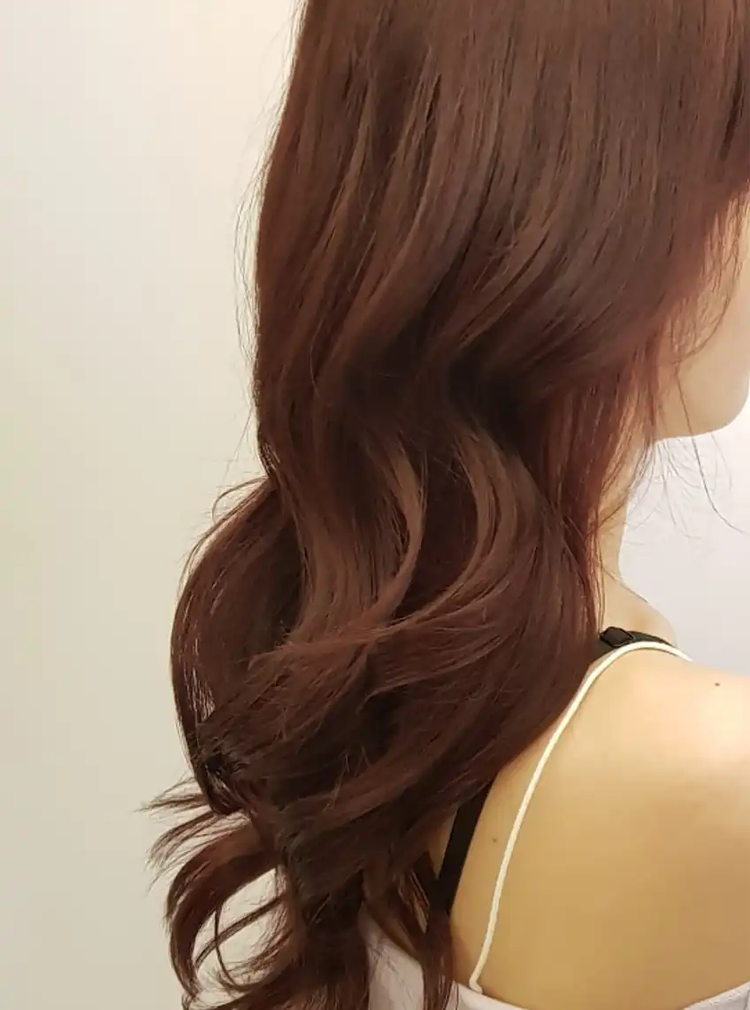 긴 웨이브 헤어스타일과 브라운 컬러